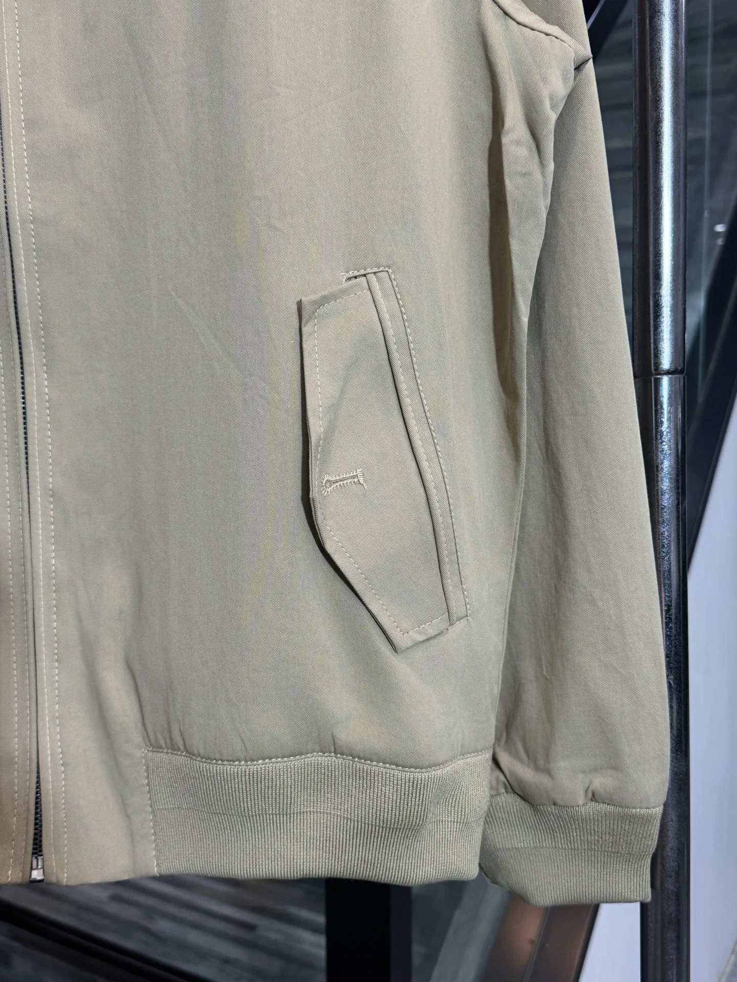 P320 Style number: HE304 Ralph Lauren - Ralph Lauren old money style small label classic mesh jacket. The fabric is made of pure cotton workwear fabrics. The upper body is three-dimensional and stylish. It is a versatile style in autumn. There is a Ralph Lauren small logo embroidered on the chest. Customized original letter hardware zipper. The inside is renamed old money style sub-fabric. It is made from the original version and comes with three labels. You can buy it with confidence. Color: Navy/Khaki Size: S M L XL